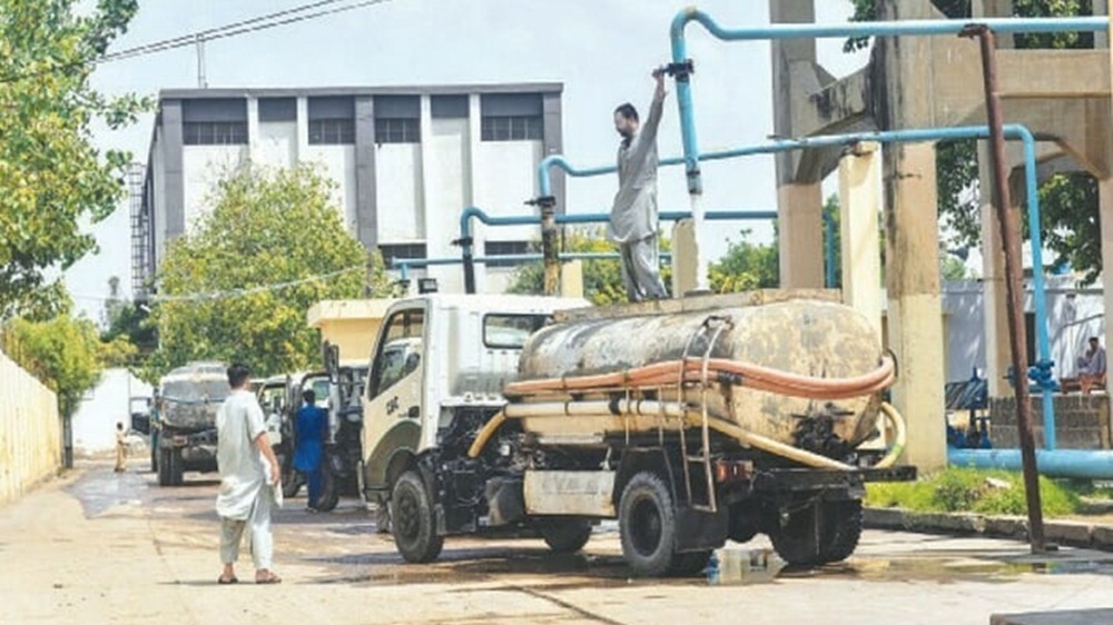 گزشتہ رات 8 واٹر ٹینکرز جلائے گئے ہیں، فائل فوٹو