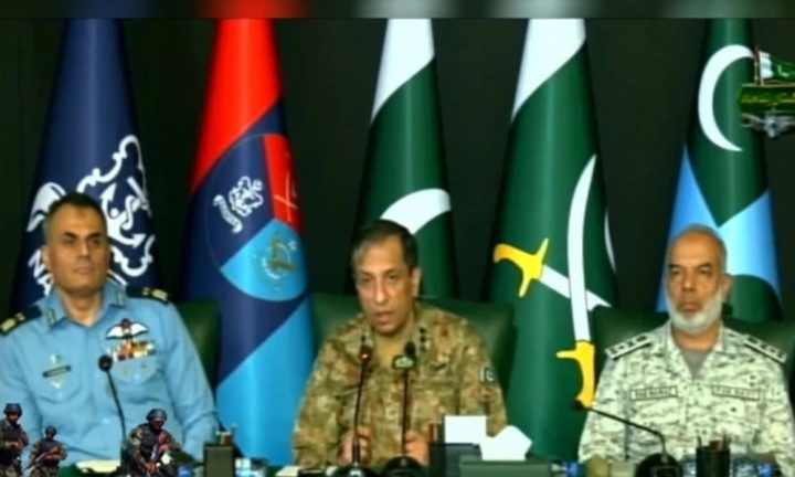 ڈی جی آئی ایس پی آر لیفٹینینٹ جنرل احمد شریف چوہدری پاک فضائیہ اور پاک بحریہ کے سینئر افسران کے ہمراہ پریس کانفرنس کررہے ہیں، فائل فوٹو