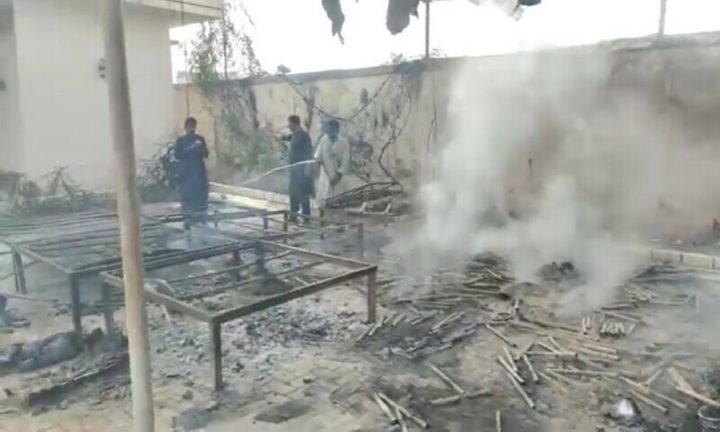مشتعل افراد نے وزیر داخلہ سندھ ضیاء الحسن لنجار کے گھر کو آگ لگائی، فوٹو مقامی میڈیا