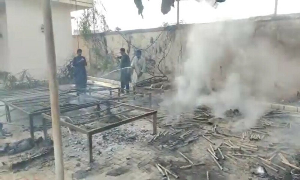 مشتعل افراد نے وزیر داخلہ سندھ ضیاء الحسن لنجار کے گھر کو آگ لگائی، فوٹو مقامی میڈیا