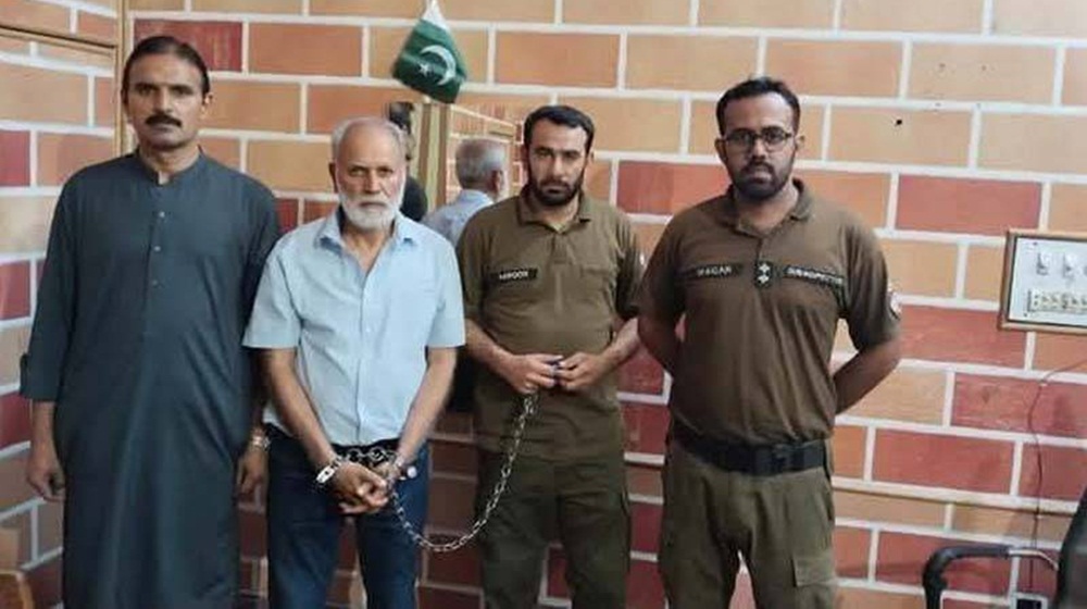 ڈاکٹر صاحب آپ اپنی بیگم کو بلائیں میں بھی زبان لگائے بغیر نہیں جاوں گا، فوٹو