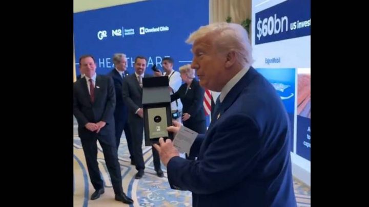 ’یہ دنیا کا سب سے اعلیٰ معیار کا تیل ہے لیکن مجھے تو صرف ایک قطرہ دیا گیا! یہ مجھے خوش نہیں کرتا!‘ فوٹو سوشل میڈیا