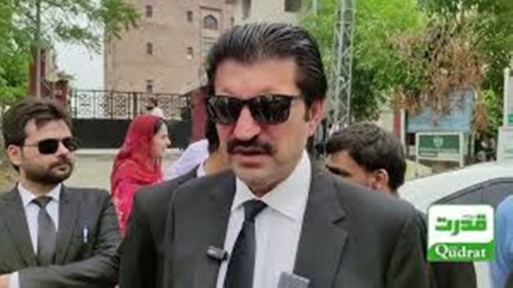 علی امین کو تختہ مشق بنا دیا گیا، جنید اکبر آج کل نشانے پر ہیں، فائل فوٹو