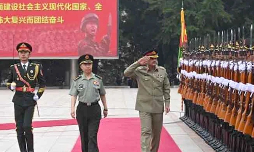 پی ایل اے ہیڈکوارٹرز آمد پر انہیں گارڈ آف آنر پیش کیا گیا، جو دونوں افواج کے درمیان دیرینہ اور مستحکم تعلقات کی علامت تھا، فوٹو آئی ایس پی آر