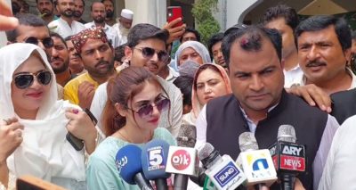 حکیم شہزاد دانیہ شاہ سمیت اپنی 2 بیویوں کے ہمراہ ریٹرننگ آفیسر کے دفتر پہنچے، فوٹو مقامی میڈیا