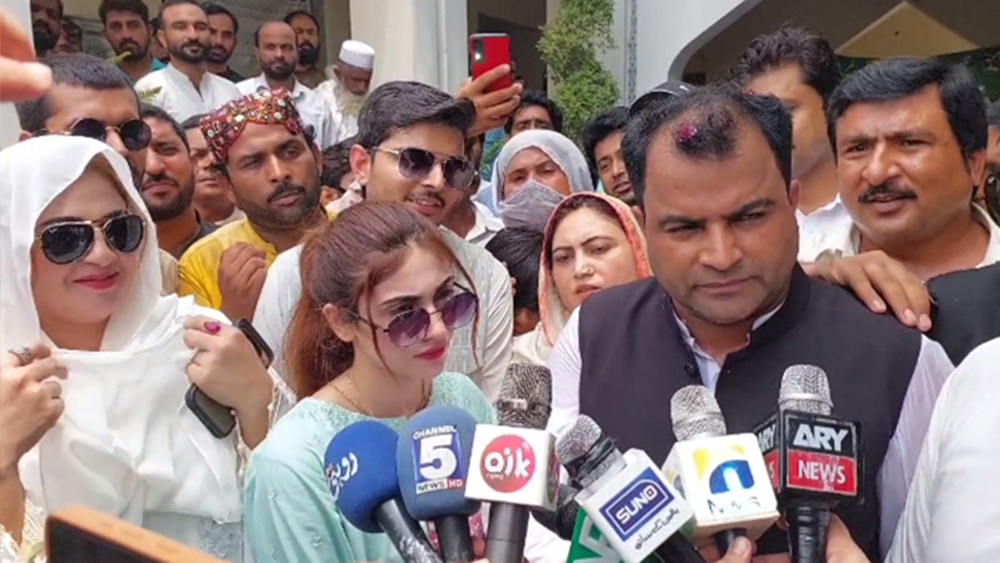 حکیم شہزاد دانیہ شاہ سمیت اپنی 2 بیویوں کے ہمراہ ریٹرننگ آفیسر کے دفتر پہنچے، فوٹو مقامی میڈیا