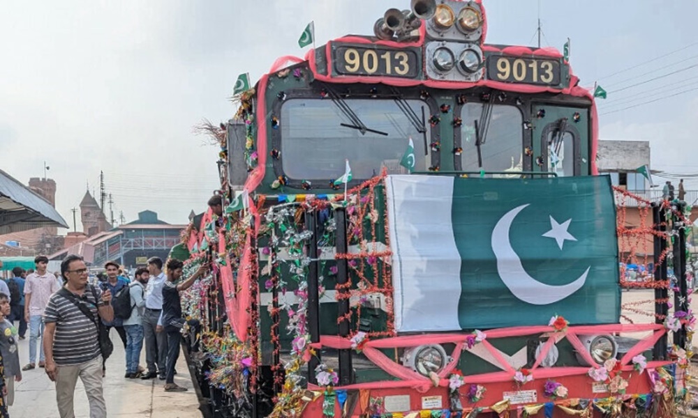 ریلوے کا پبلک ٹرانسپورٹ کے حوالے سے دنیا میں کلیدی کردار ہے، وزیراعظم