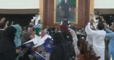 مخصوص نشستوں پر منتخب ہونے والے اراکین حلف لے رہے ہیں، فوٹو اسکرین شارٹ