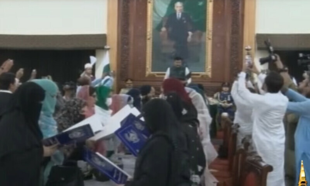 مخصوص نشستوں پر منتخب ہونے والے اراکین حلف لے رہے ہیں، فوٹو اسکرین شارٹ