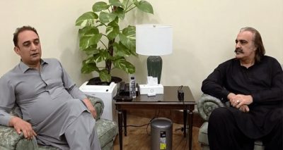 وقاص اورکزئی وزیر اعلیٰ علی امین گنڈا پور سے ملاقات کر رہے ہیں