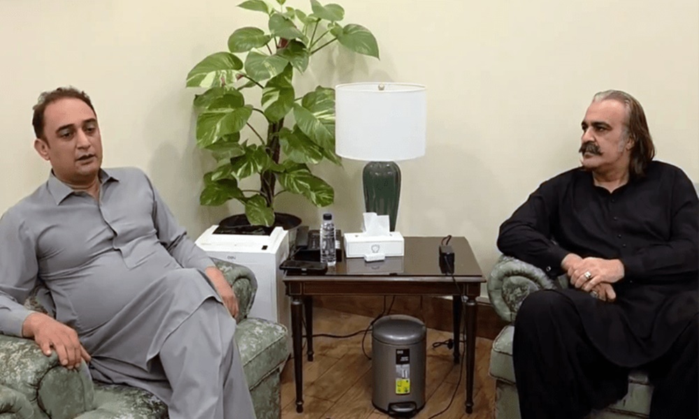 وقاص اورکزئی وزیر اعلیٰ علی امین گنڈا پور سے ملاقات کر رہے ہیں