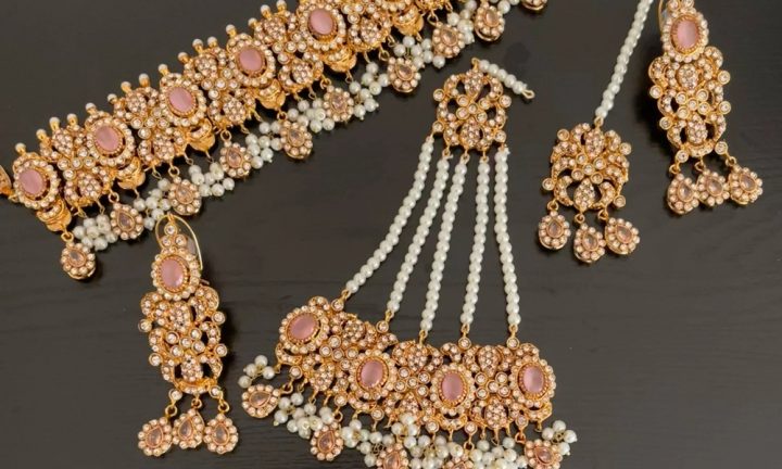 ہوش ربا قیمت کے باعث سونے کے زیور خریدنا متوسط طبقے کیلئے خواب بن چکا، فائل فوٹو