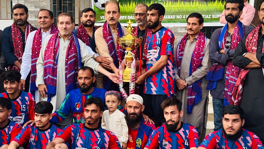 پی پی رہنما رئوف احمد ناگوری ، نیاز محمد خان، سردار خان، عارف قریشی اور ڈائریکٹر اسپورٹس کراچی یونیورسٹی راشد علی قریشی ڈیفنس ڈے فٹبال پروگرام کے فاتح ٹیم شاہ فیصل کلب کے اور ونر ٹرافی کے ہمراہ