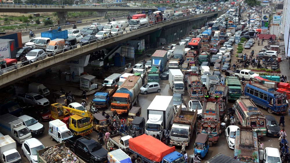 بدترین ٹریفک جام میں پھنسے ہوئے شہریوں کا اپنی منزل تک پہنچنا محال ہوگیا،فوٹو امت