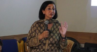 ڈاکٹرروفینہ چھاتی کے کینسر کے حوالے سے اظہار خیال کر رہی ہیں، فوٹو بشکریہ کراچی پریس کلب