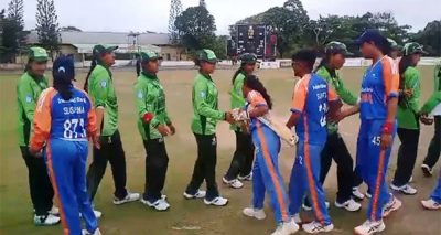 آنکھوں والوں نے ہاتھ نہیں ملایا لیکن بلائنڈ ویمن کرکٹ ٹیم کی  کھلاڑی مسافحہ کر رہی ہیں، فوٹو سوشل میڈیا