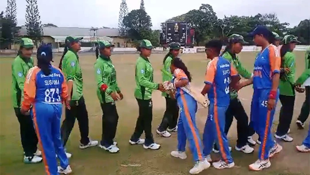 آنکھوں والوں نے ہاتھ نہیں ملایا لیکن بلائنڈ ویمن کرکٹ ٹیم کی  کھلاڑی مسافحہ کر رہی ہیں، فوٹو سوشل میڈیا