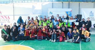 اسپورٹس فار لائف انٹر اسکول اینڈ انٹر کالجیٹ ٹورنامنٹ گرلز باسکٹ بال ٹورنامنٹ کی فاتح حبیب گرلز ہائر سیکنڈری اسکول ٹیم کے ساتھ گروپ