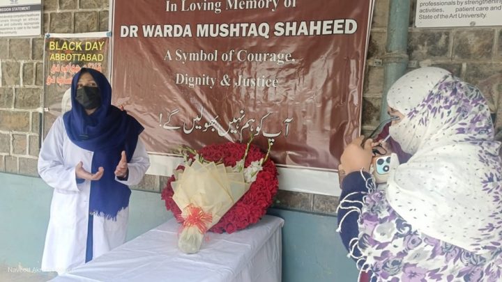 گوشہ ڈاکتروردہ مشتاق شہید کی یاد میں گلدستہ رکھا ہو ہے