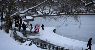 سوات میں موسم سرما کی پہلی برف باری،مالم جبہ میں سیاحوں کا رش