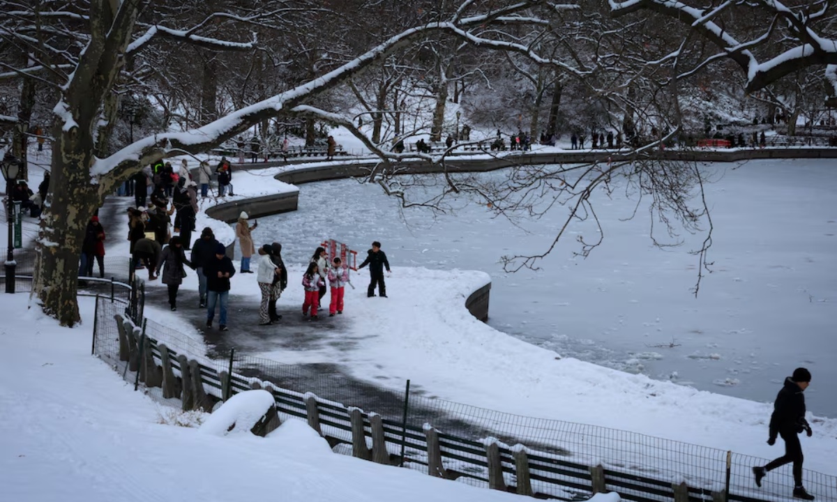سوات میں موسم سرما کی پہلی برف باری،مالم جبہ میں سیاحوں کا رش