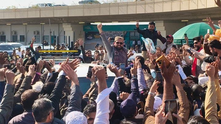 وزیراعلی سہیل آفریدی ائیر پورٹ سے باہر آتے ہی مکا لہرا دیا۔