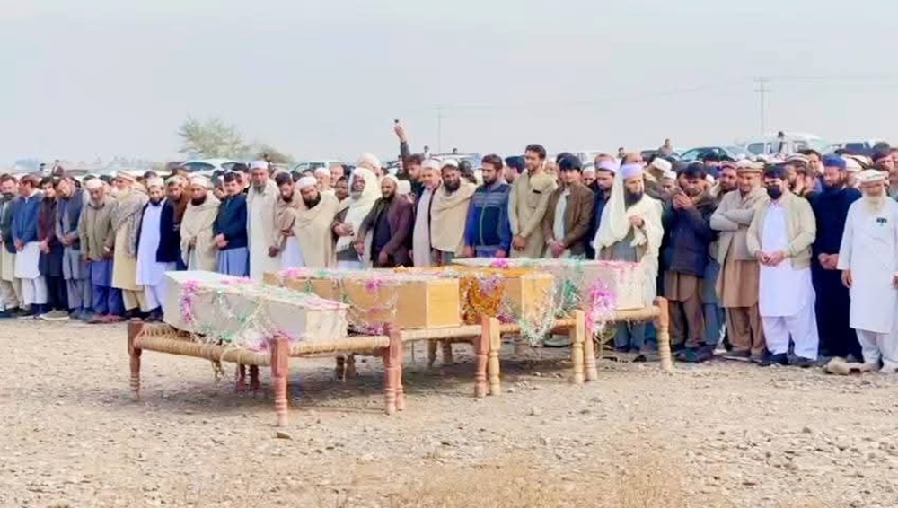 چاروں نوجوانوں کی نمازِ جنازہ جمرود ٹی ڈی بازار گراؤنڈ میں ادا کی گئی، فوٹو امت