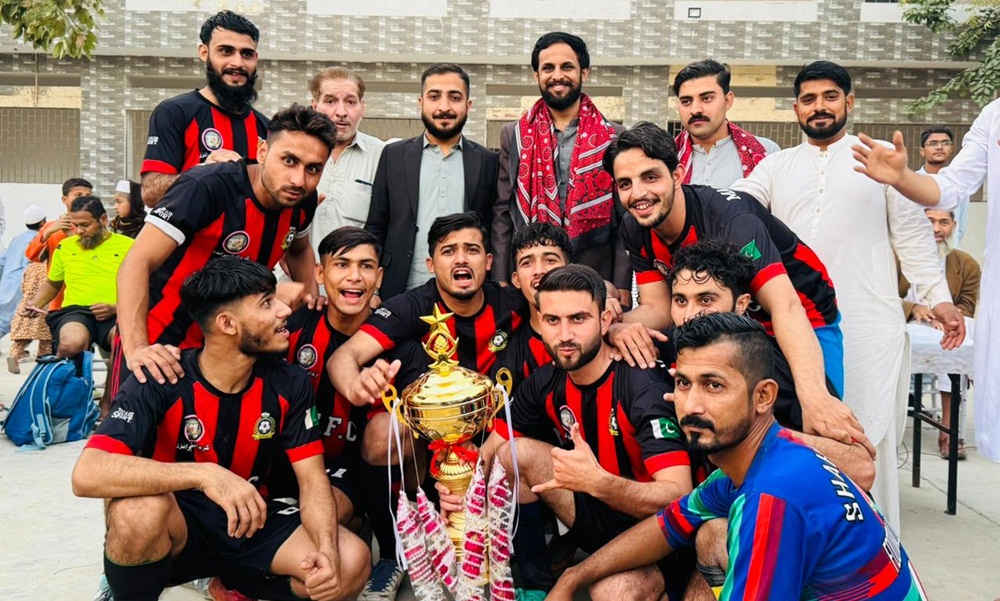صدر پیپلزاسٹوڈنٹس فیڈریشن کراچی ڈویژن انجینئر مدنی رضا قائداعظم ٹرافی فٹبال ٹورنامنٹ کی فاتح ٹیم ملک ترین فٹبال کلب کے کھلاڑیوں کے ہمراہ، مبشر شاہ بھی موجود ہیں
