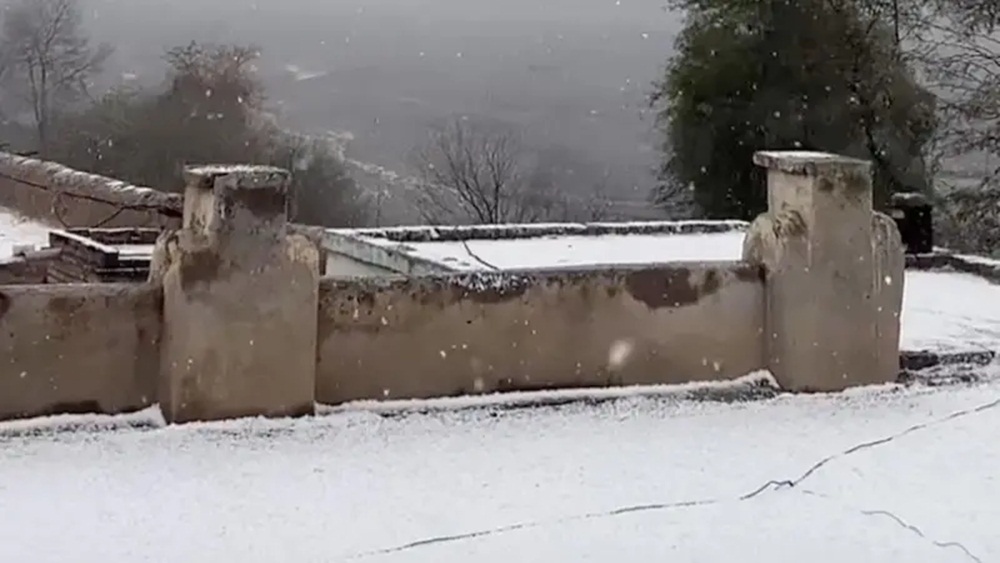 جنڈولہ میں پڑنے والی برفباری کی تصویر