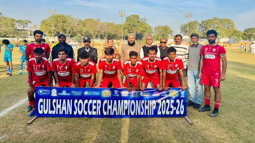 گلشن سوکر فٹبال چیمپن شپ سیمی فائنل کی مہمان خصوصی ڈسٹرکٹ اسپورٹس افسر سینٹرل حاجرہ نواب ، بلوچ محمڈن ملیر کے کھلاڑیوں کے ہمراہ ، کفایت اللہ ، سلیم پٹنی اور دیگر بھی موجود ہیں