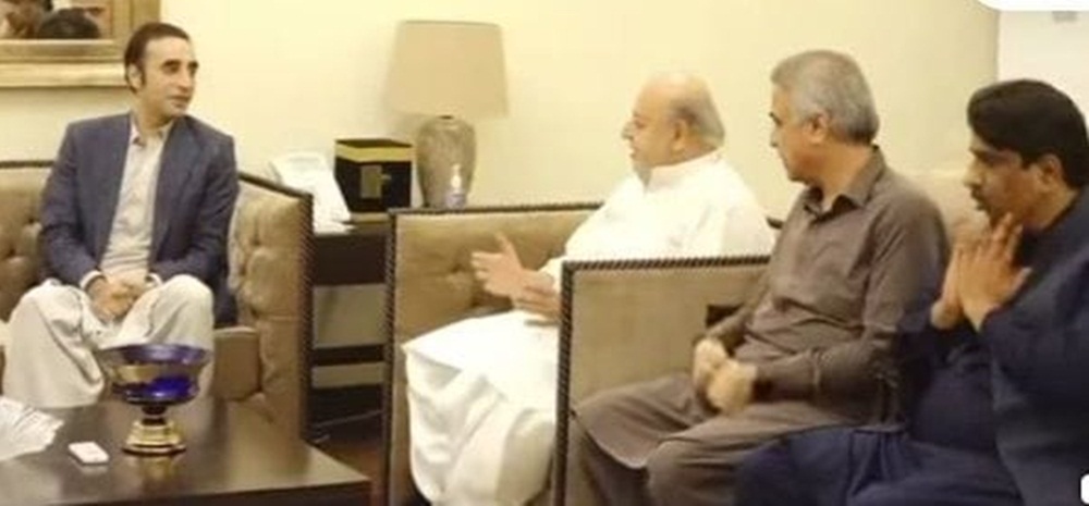 پ پ چیئرمین بلاول بھٹو زرداری سے ان کے دادا حاکم زرداری کی وفات پر سردار امیر بخش بھٹو تعزیت کر رہے ہیں