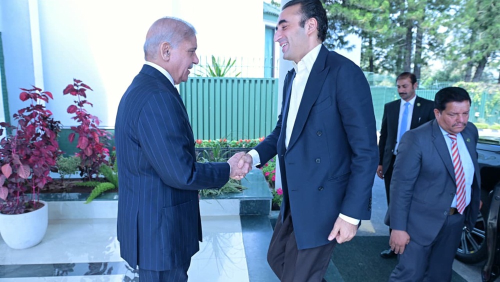 وزیر اعظم شہباز شریف بلاول بھٹو کا استقبال کر رہے ہیں، فوٹو ریلیز