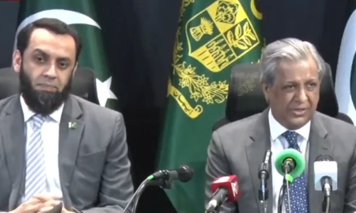 پاکستان ایران کے ساتھ ہے یا سعودی عرب کے ساتھ یہ ریاست پر چھوڑ دیں، تبصرے کی اجازت نہیں، وزیرقانون