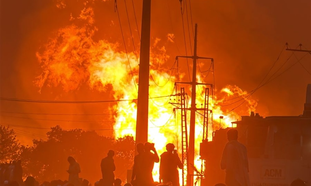 دھماکے کے بعدہولناک آگ نے قریبی آبادی کو لپیٹ میں لے لیا، فوٹو امت