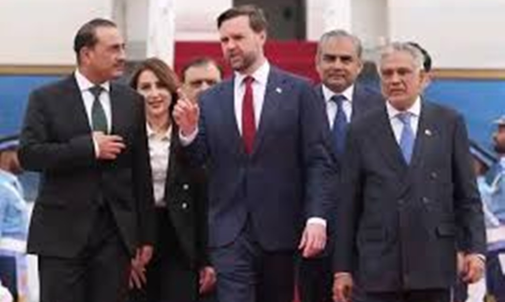 اسلام آباد ایئرپورٹ پر امریکی وفد کا استقبال کرنے والی خاتون کون؟ حقیقت سامنے آ گئی