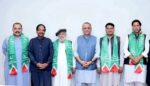 علیم خان کے ساتھ گروپ فوٹو