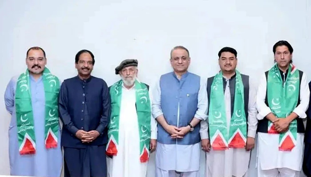 علیم خان کے ساتھ گروپ فوٹو