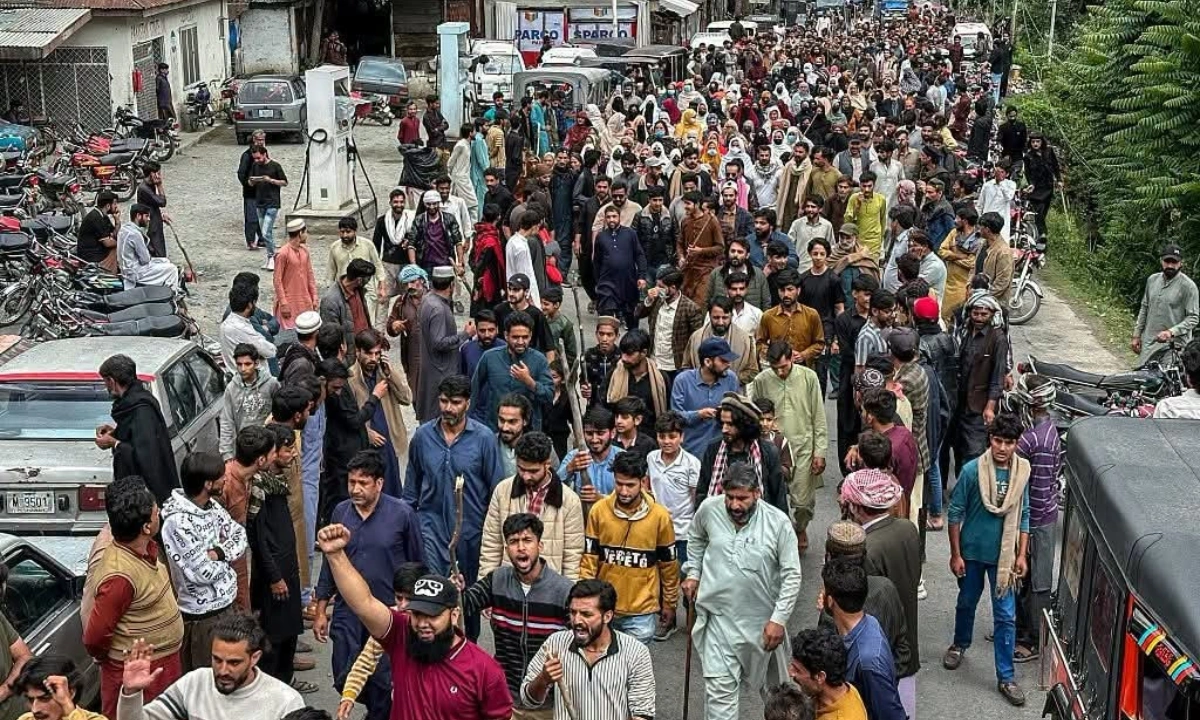 نیلم میں سڑکیں اور بازار بحال، راولاکوٹ میں دھرنا برقرار