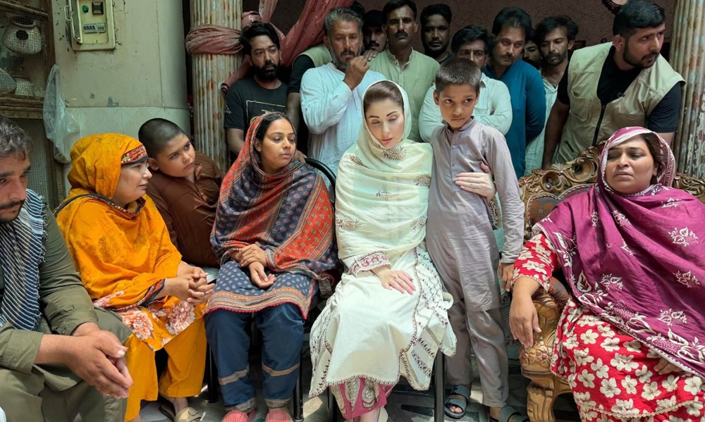 وزیر اعلیٰ مریم نواز شریف نے سانحہ کاہنہ میں جاں بحق بچوں کے والدین سے ملاقات کی، فوٹو ریلیز