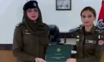 ڈی پی او بینش فاطمہ لیڈی سب انسپکٹر حرا ذوالفقار کو تعریفی سرٹیفکیٹ دے رہی ہیں