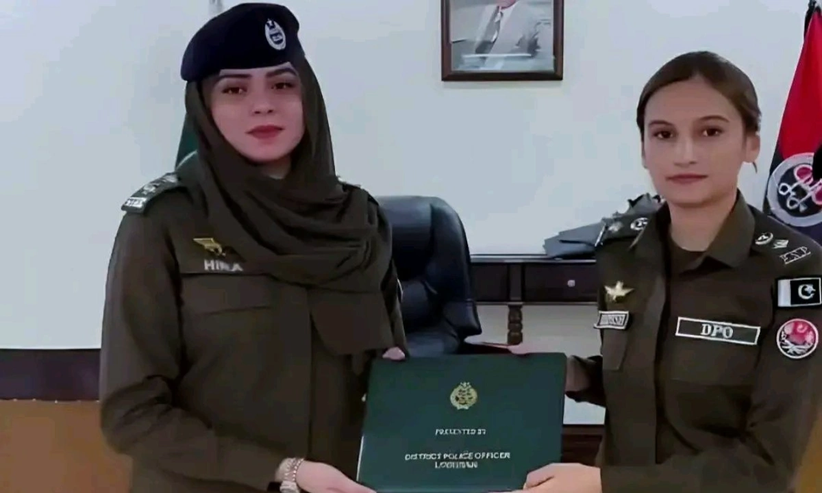 ڈی پی او بینش فاطمہ لیڈی سب انسپکٹر حرا ذوالفقار کو تعریفی سرٹیفکیٹ دے رہی ہیں