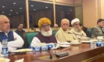 مولانا فضل الرحمن مشترکہ اپوزیشن کے اجلاس سے خطاب کر رہے ہیں