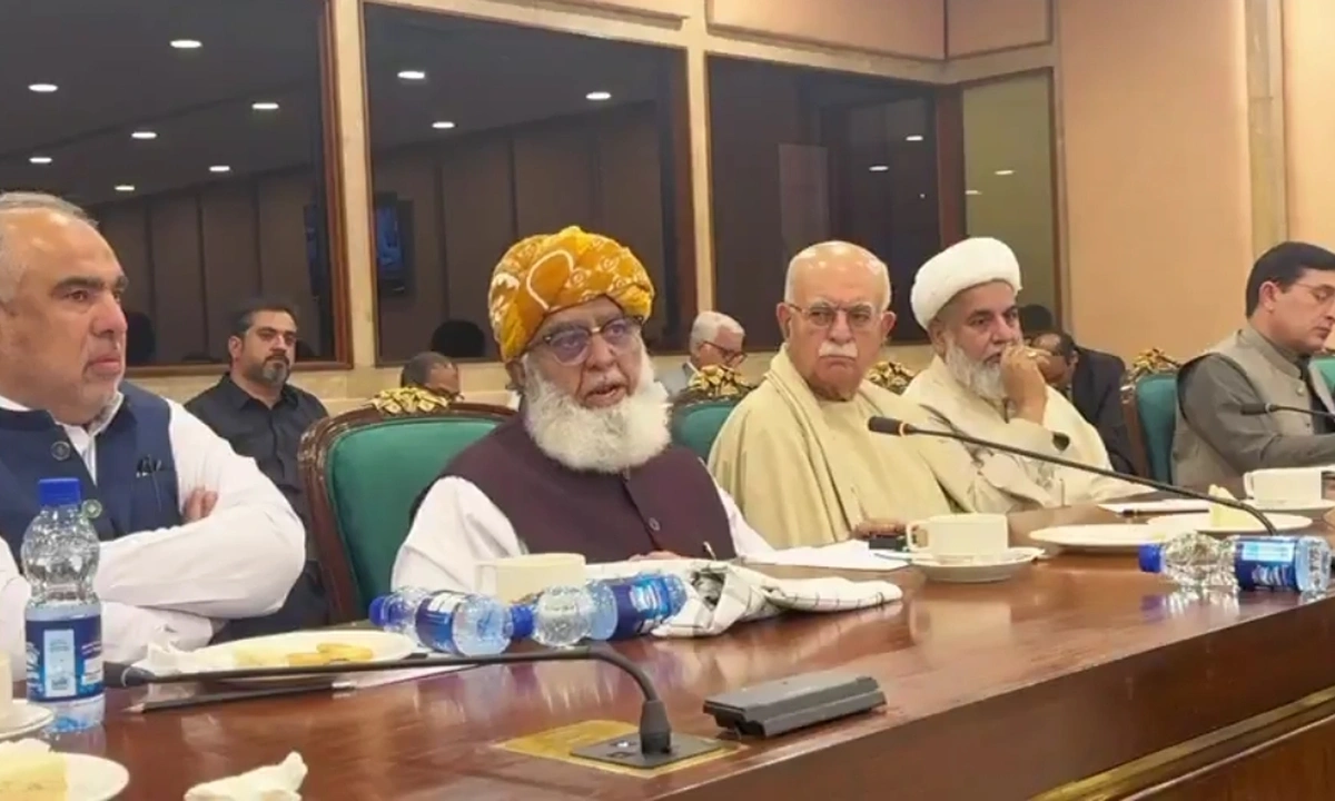 مولانا فضل الرحمن مشترکہ اپوزیشن کے اجلاس سے خطاب کر رہے ہیں