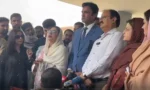 کمیٹی کے چیئرمین ڈاکٹر مہیش کمار ملانی نے ارکان کے ہمراہ میڈیا سے گفتگو کررہے ہیں