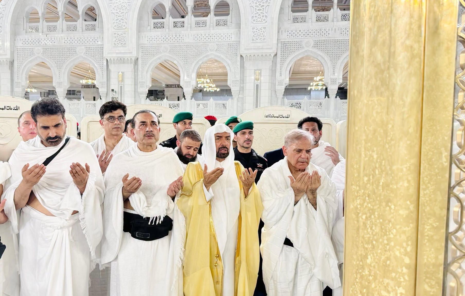 وزیراعظم شہبازشریف کا وفد کے ہمراہ عمرہ ۔بیت اللہ کادروازہ کھولاگیا