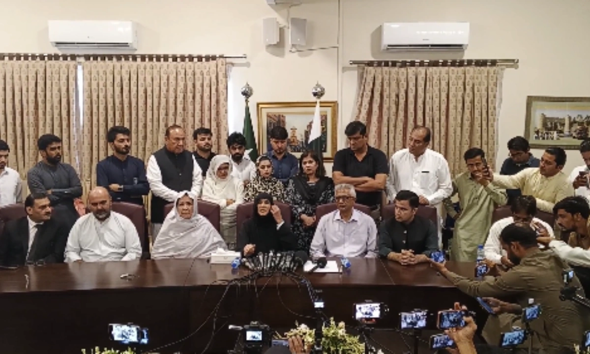 عمران خان کی ہمشیرہ عظمیٰ خان پریس کانفرنس کر رہی ہیں