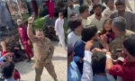کرنل اسفند یار کو طلبہ نے گھیر رکھا ہے، دوسری طرف ان کی فائرنگ کرتے ہوئے تصویر