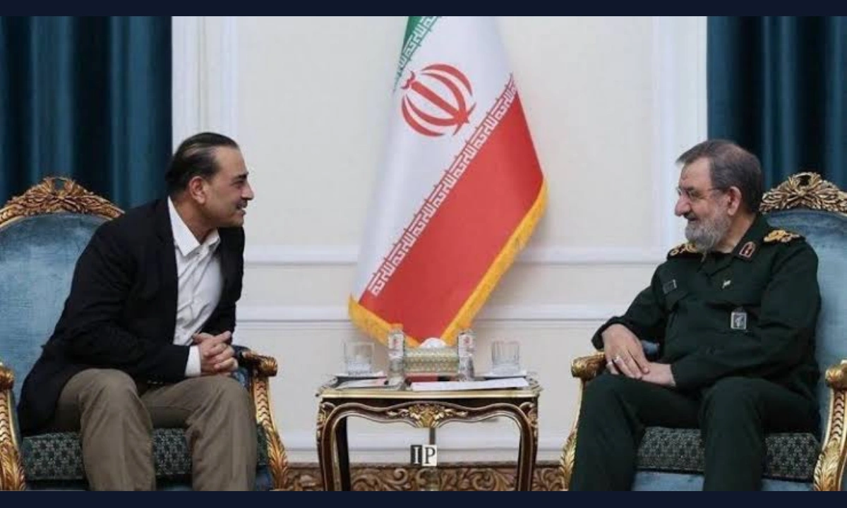 فیلڈ مارشل عاصم منیر تہران میں ایرانی سپریم لیڈر کے نمائندے محسن رضائی سے ملاقات کر رہے ہیں