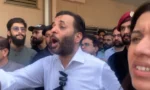 ریسکیو اہلکار سیڑھی سے اوپر کی منزل پر جا رہے ہیں