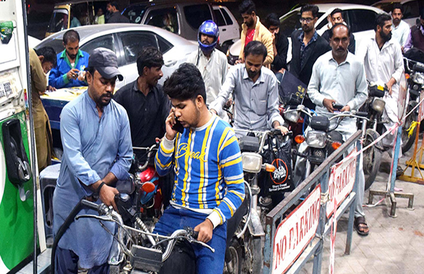اوگرا نے پیٹرول 77 پیسے مہنگا، ڈیزل یک روپے 3 پیسے سستا کر دیا